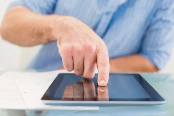 Hombre de negocios casual usando tableta en el escritorio — Foto de Stock