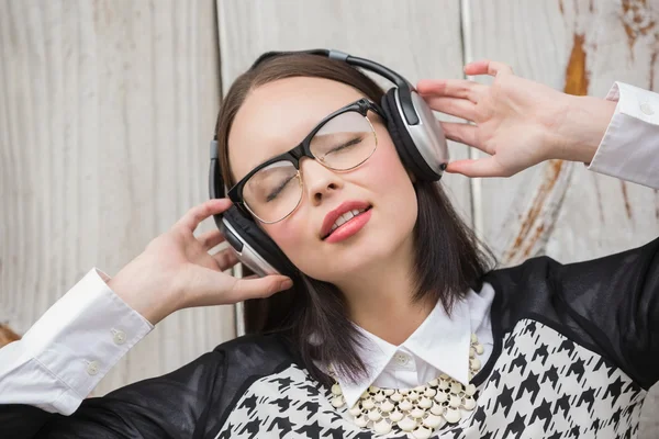 Vacker hipster lyssna på musik — Stockfoto