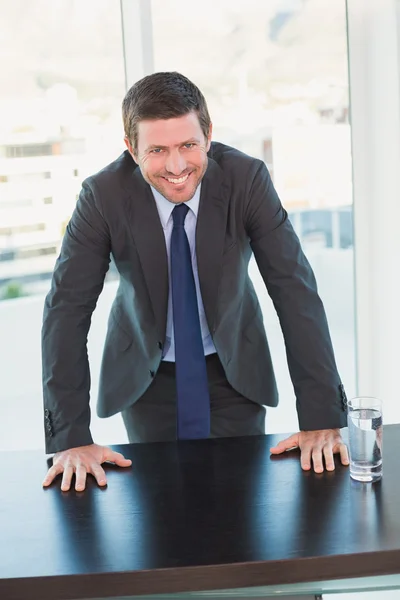 Smiling businessman at his desk — Stock Photo, Image