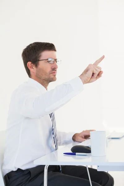 Empresario apuntando a su escritorio — Foto de Stock