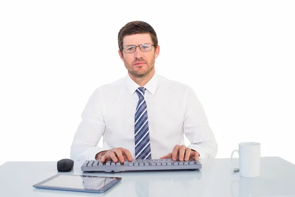 Geschäftsmann arbeitet an seinem Schreibtisch — Stockfoto