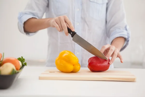 Bonita morena rebanando pimientos — Foto de Stock