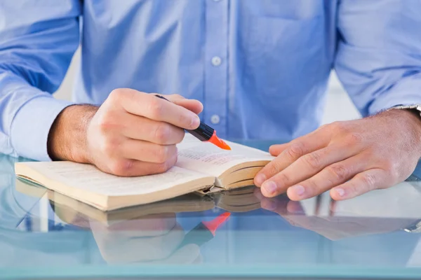 Hands highlighting text in book — Stock Photo, Image