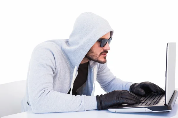 Серьезный грабитель взломал ноутбук — стоковое фото