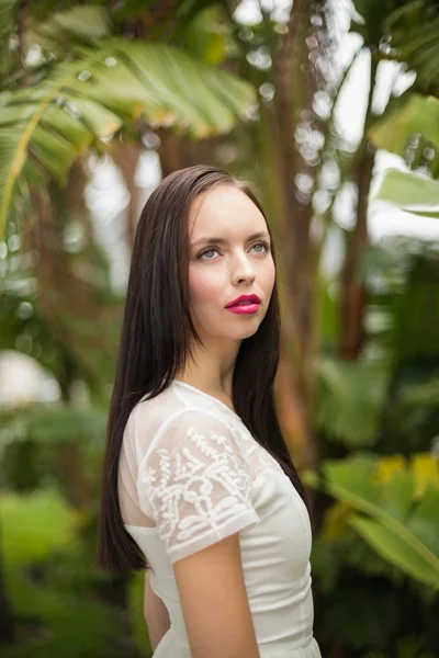 Mooie brunette hippie opzoeken — Stockfoto