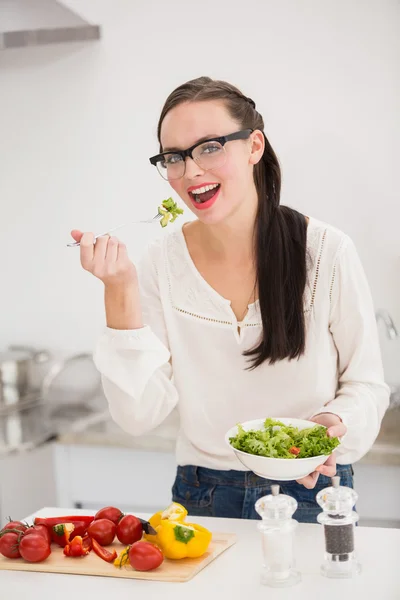 Hübsche Brünette bereitet einen gesunden Salat zu — Stockfoto