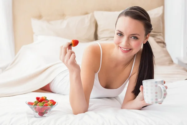 Půvabná brunetka s snídaně v posteli — Stock fotografie