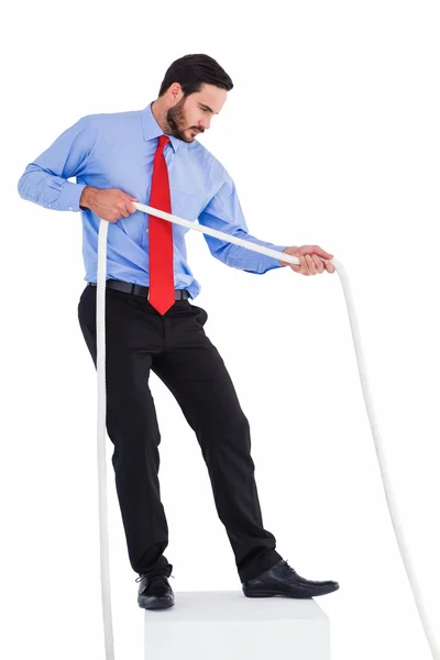 Uomo d'affari concentrato tirando una corda — Foto Stock