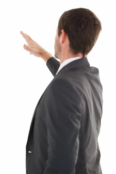 Fokuserad affärsman står och pekar — Stockfoto