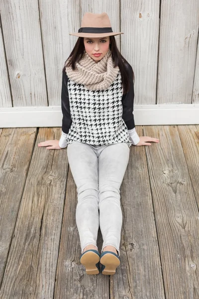 Pretty hipster sitting on ground — Stock Photo, Image