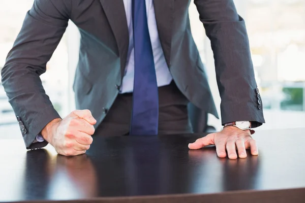 Homem de negócios irritado bater a mesa — Fotografia de Stock