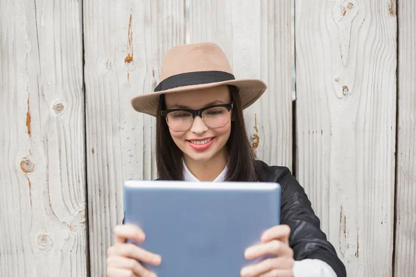 Piuttosto hipster utilizzando tablet pc — Foto Stock