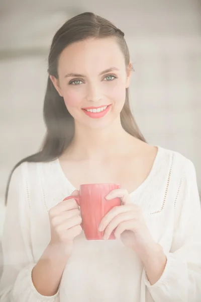 Morena bonita segurando uma caneca — Fotografia de Stock