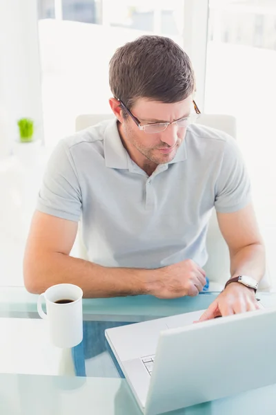 Casual businessman using his laptop at desk — Stock Photo, Image