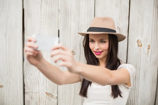 Söt brunett med en selfie — Stockfoto