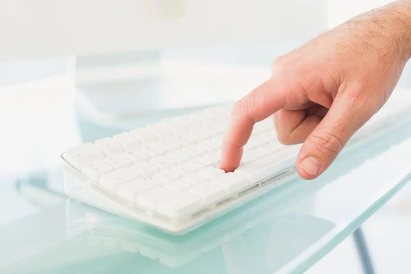 Affärsman trycka-tangenten på tangentbordet — Stockfoto