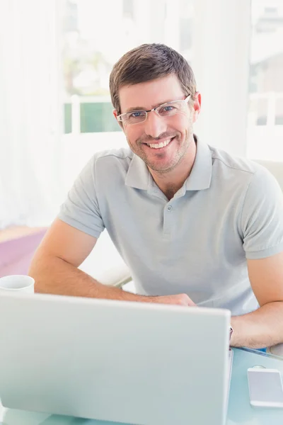 Casual affärsman vid skrivbord — Stockfoto