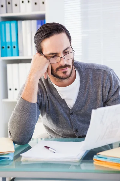 Homme d'affaires occasionnel travaillant à son bureau — Photo