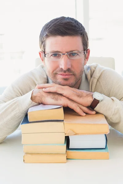 Hombre de negocios casual con libros en su escritorio —  Fotos de Stock