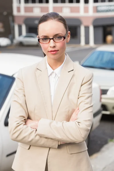 Junge Geschäftsfrau blickt in die Kamera — Stockfoto