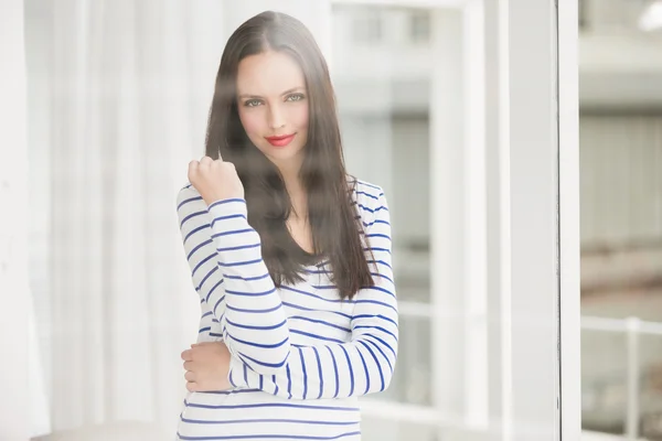 Morena bonita sorrindo para a câmera — Fotografia de Stock