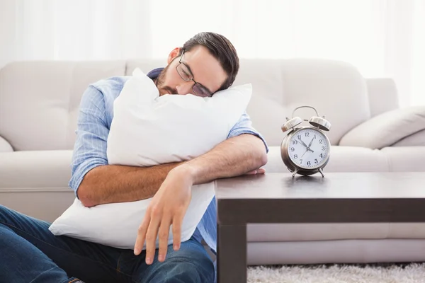Уставший мужчина спит с головой, лежащей на подушке — стоковое фото