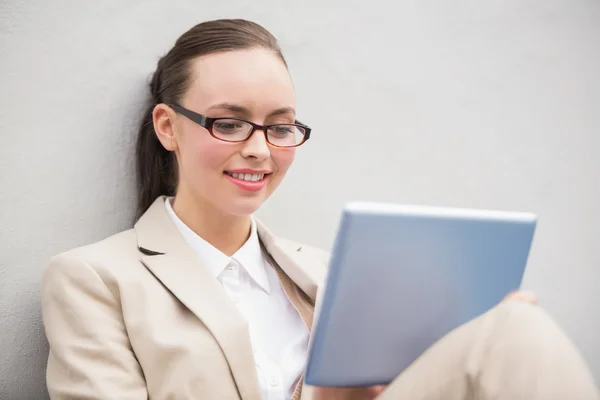 Ung affärskvinna med hjälp av TabletPC — Stockfoto