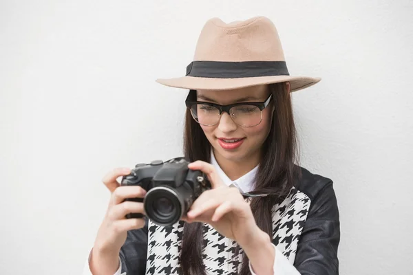 Hübsche Hipsterin schaut in ihre Kamera — Stockfoto