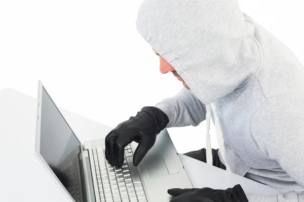 Hacker benutzt Laptop, um Identität zu stehlen — Stockfoto