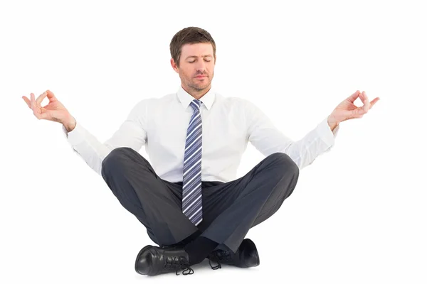 Hombre de negocios meditando en pose de loto — Foto de Stock