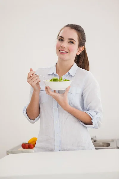 Bonita morena comiendo tazón de ensalada — Foto de Stock