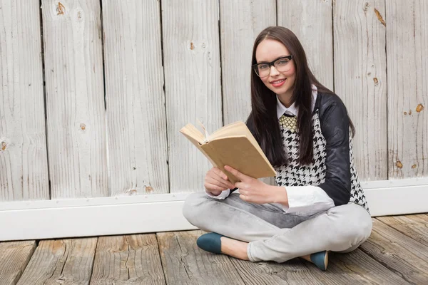 Όμορφη hipster διαβάζοντας ένα βιβλίο — Φωτογραφία Αρχείου