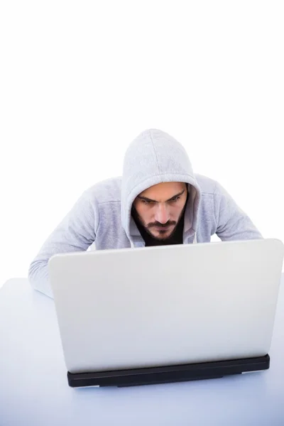 Schwerer Einbrecher hackt in Laptop — Stockfoto