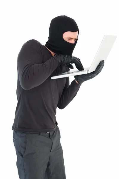 Hacker benutzt Laptop, um Identität zu stehlen — Stockfoto