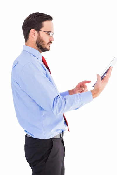 Geschäftsmann scrollt auf seinem digitalen Tablet — Stockfoto