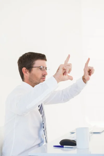 Businessman holding hands up at desk — Stock Photo, Image