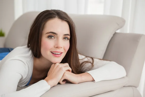 Pretty brunette smiling at camera — Stock Photo, Image