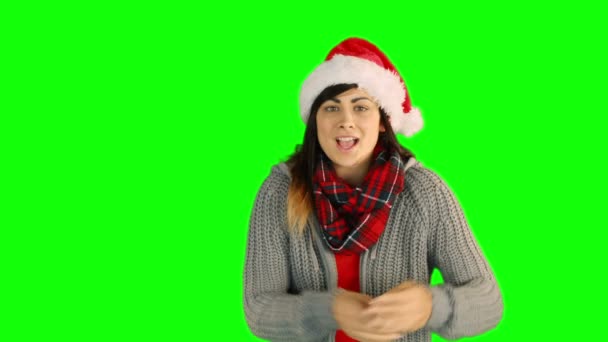 Femme en chapeau de Père Noël et vêtements chauds — Video