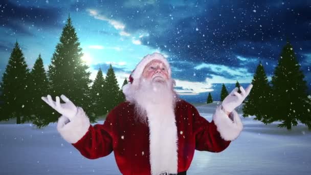 Santa, zvedá ruce proti zasněžené jehličnatého lesa — Stock video