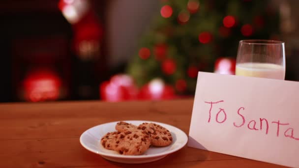 Cookies en melk voor santa claus weggelaten — Stockvideo