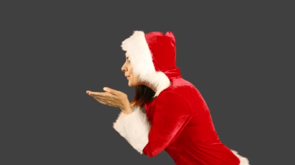 女孩在圣诞老人的帽子吹过来的手 — 图库视频影像