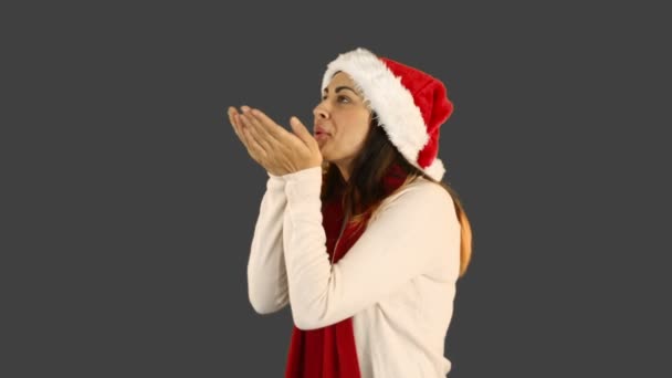 Donna in cappello di Babbo Natale e abbigliamento caldo — Video Stock