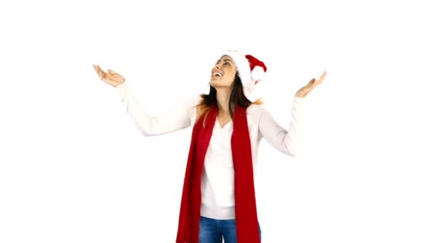 Donna in cappello di Babbo Natale e vestiti caldi guardando verso l'alto — Video Stock