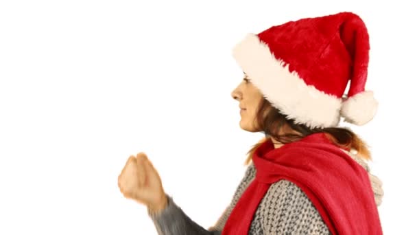 Flicka i santa hatt och varma kläder blåser över händerna — Stockvideo