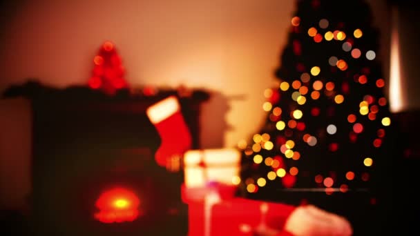 Papai Noel entrega presentes em uma casa — Vídeo de Stock
