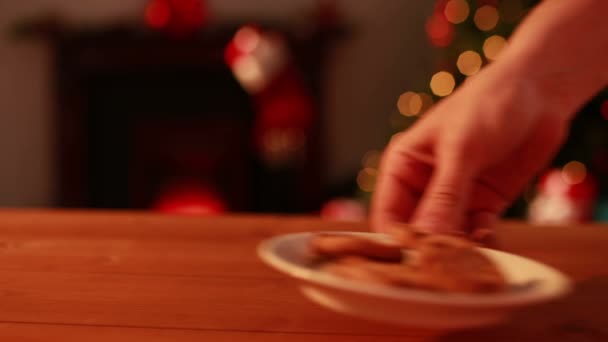 Hand lässt Kekse und Milch für den Weihnachtsmann aus — Stockvideo