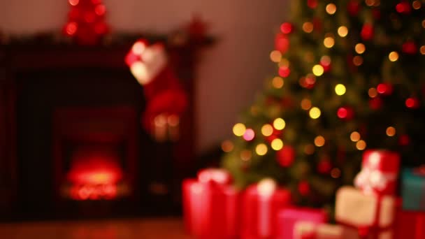 Luces parpadeantes en el árbol de Navidad con regalos — Vídeos de Stock