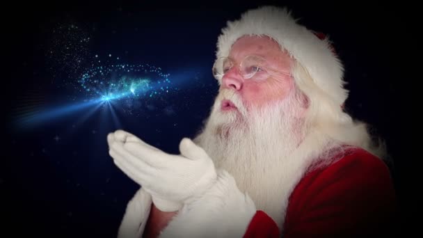 Santa soplando brillo formando saludo de Navidad — Vídeo de stock