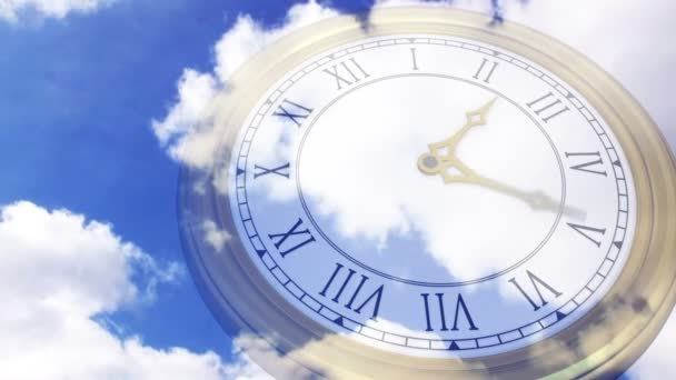 Orologio ticchettio contro il cielo blu — Video Stock