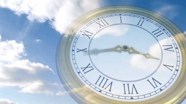 Ρωμαϊκό αριθμητικό ρολόι πάνω από το γαλάζιο του ουρανού — Αρχείο Βίντεο